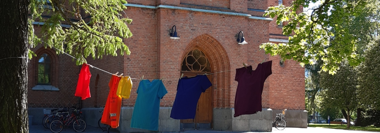 Vaasan kirkko, sateenkaaren väreissä t-paitoja