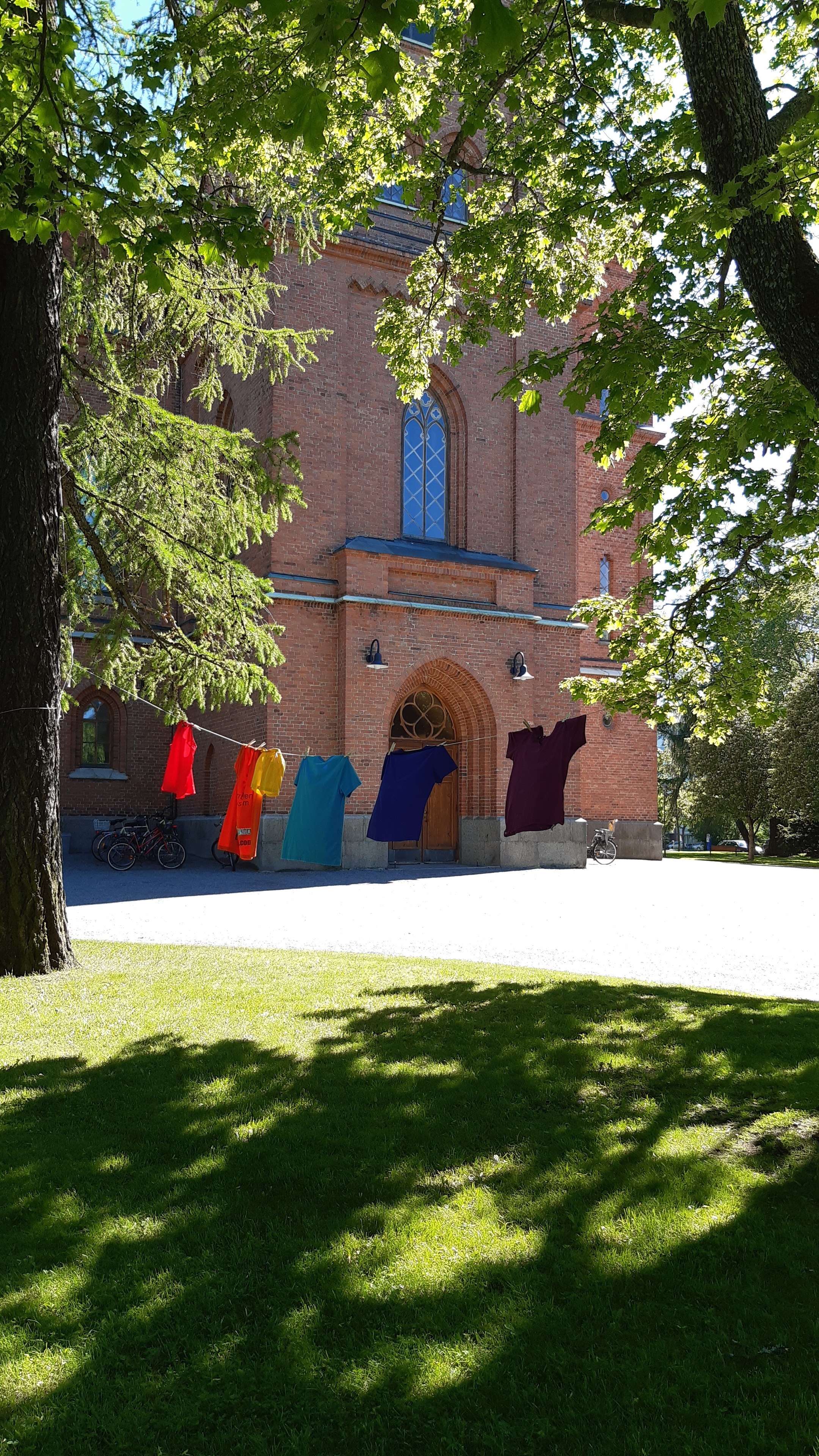 Vaasan kirkko, sateenkaaren väreissä t-paitoja